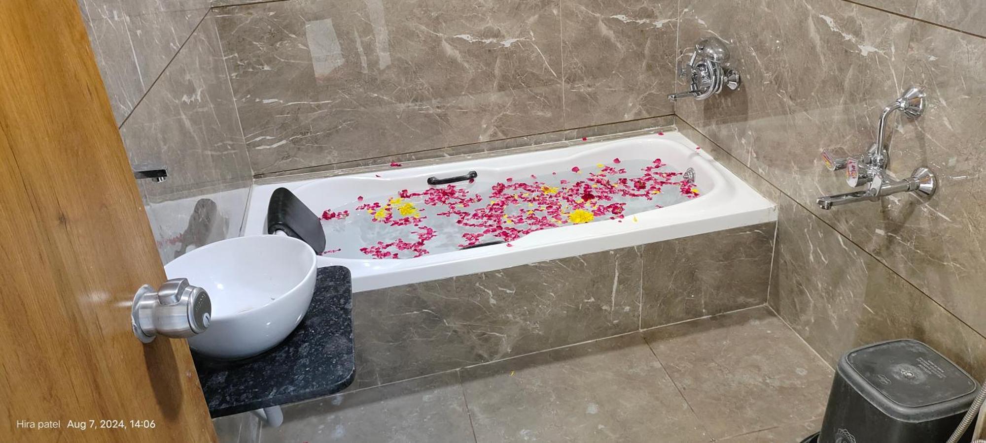 Hotel Avenue Sky Ahmedabad Eksteriør billede