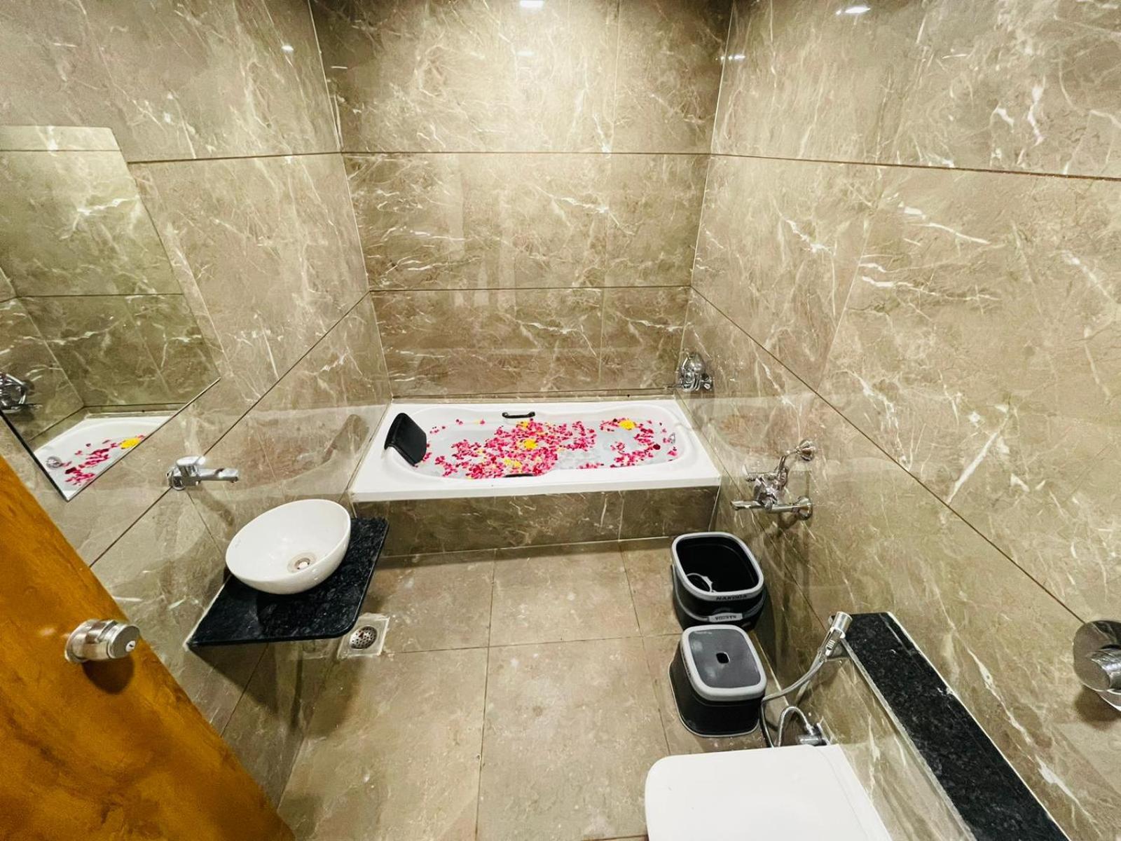 Hotel Avenue Sky Ahmedabad Eksteriør billede