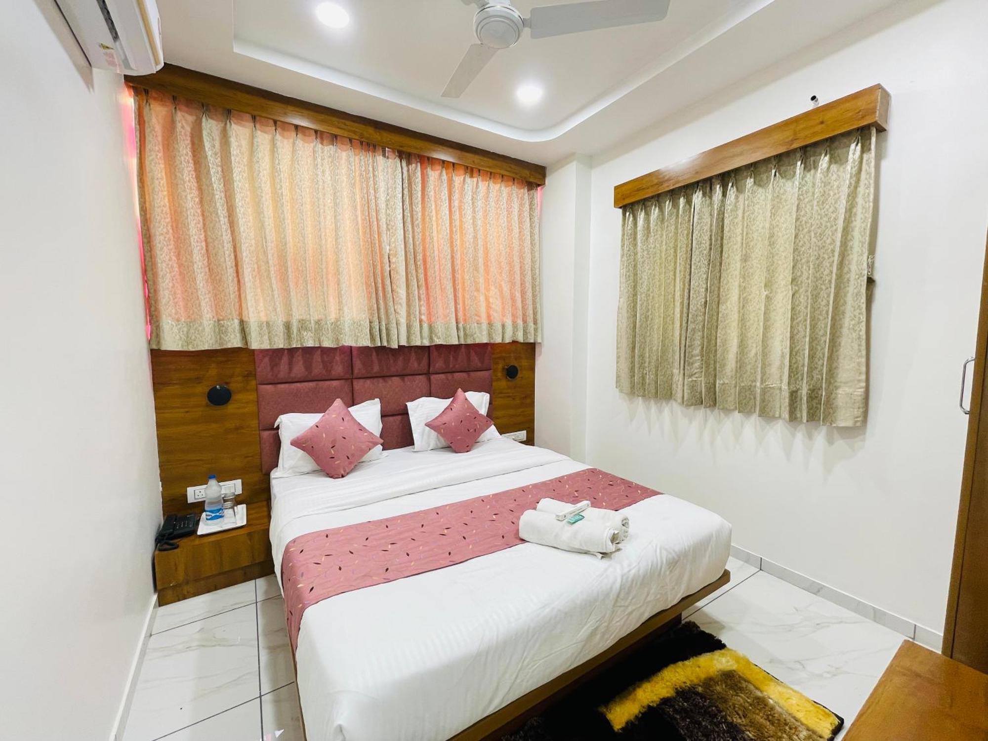 Hotel Avenue Sky Ahmedabad Eksteriør billede