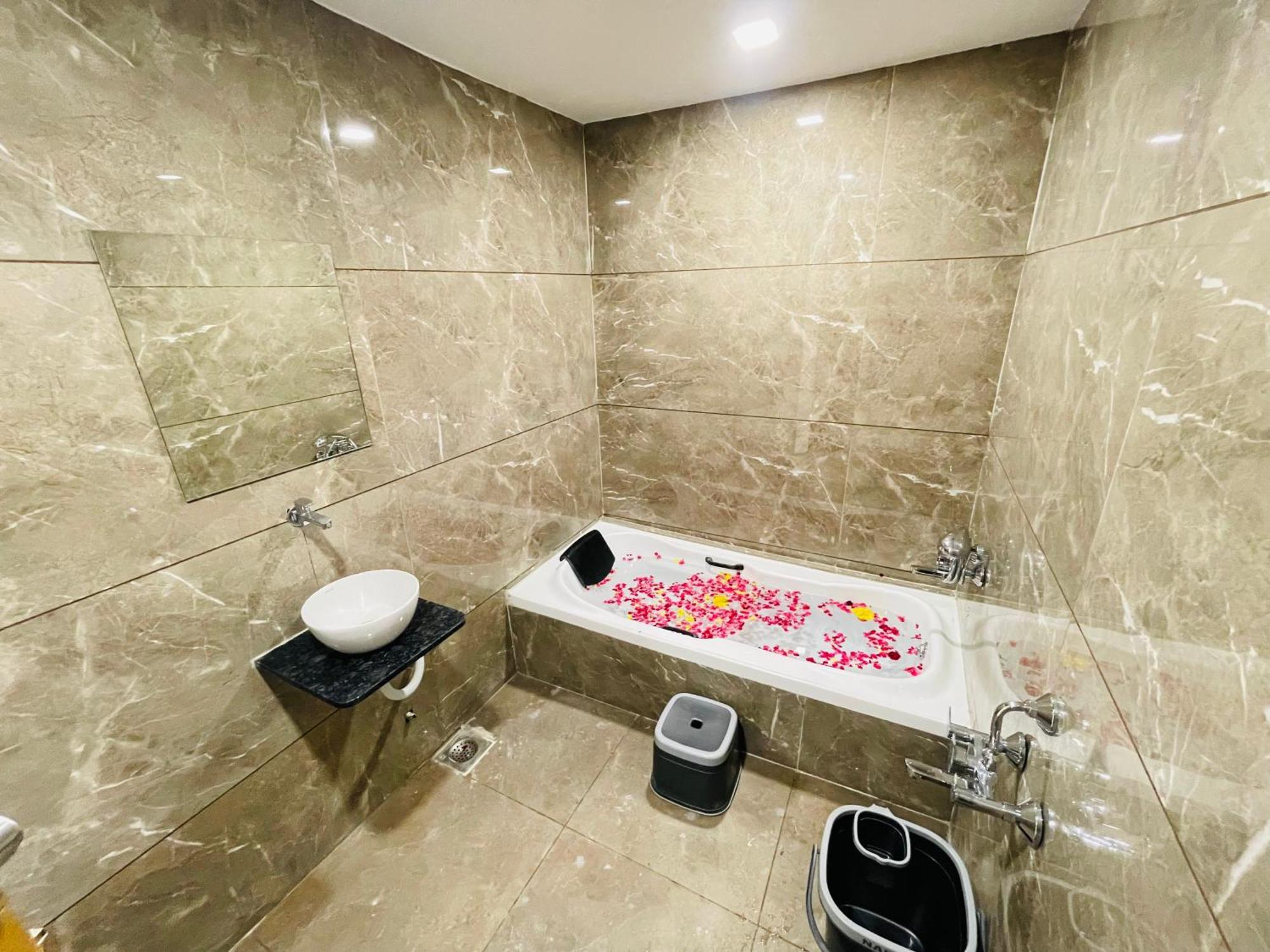 Hotel Avenue Sky Ahmedabad Eksteriør billede