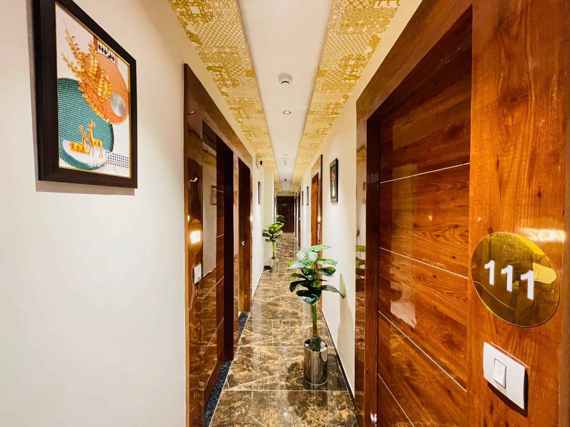 Hotel Avenue Sky Ahmedabad Eksteriør billede