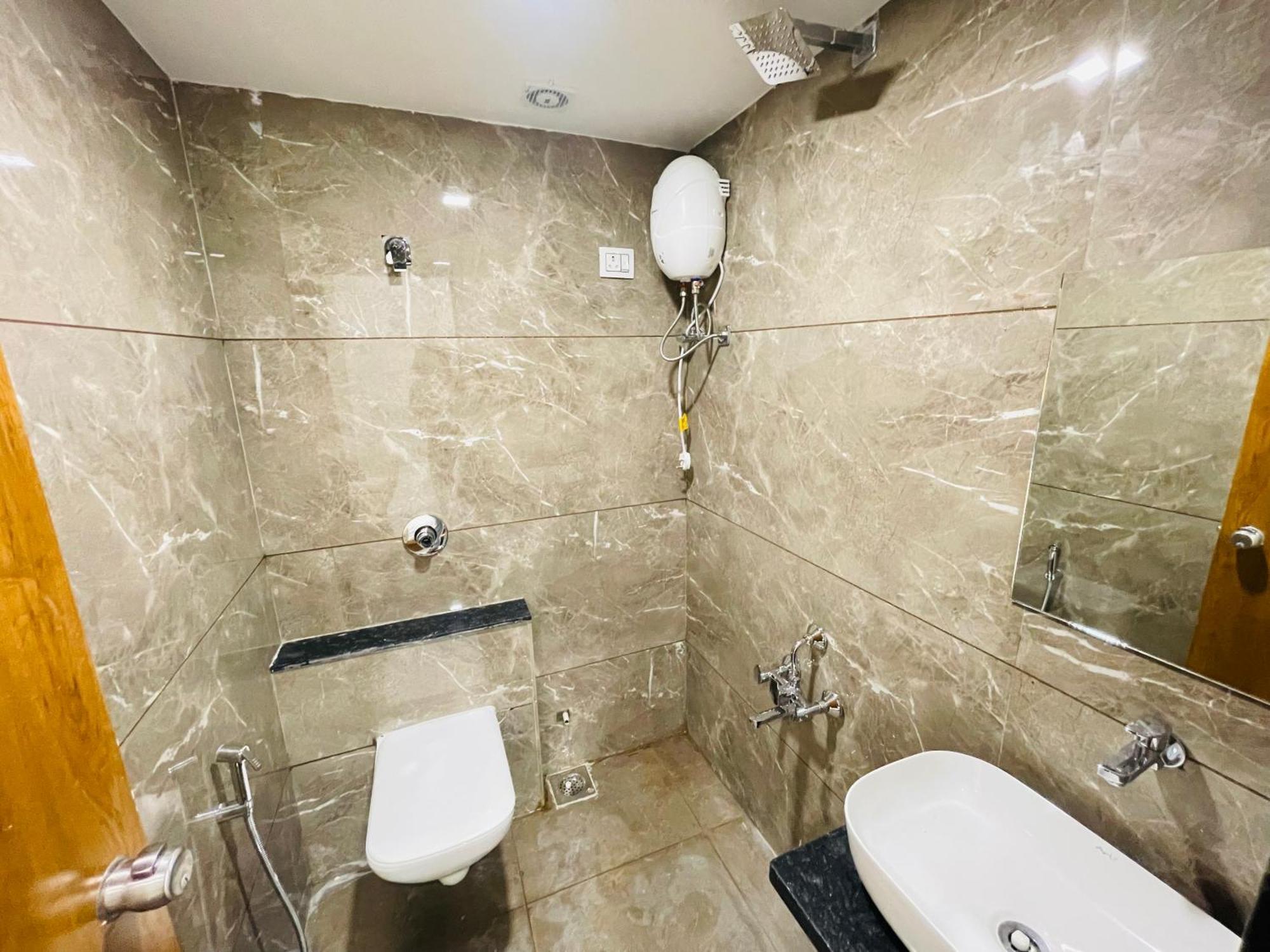 Hotel Avenue Sky Ahmedabad Eksteriør billede