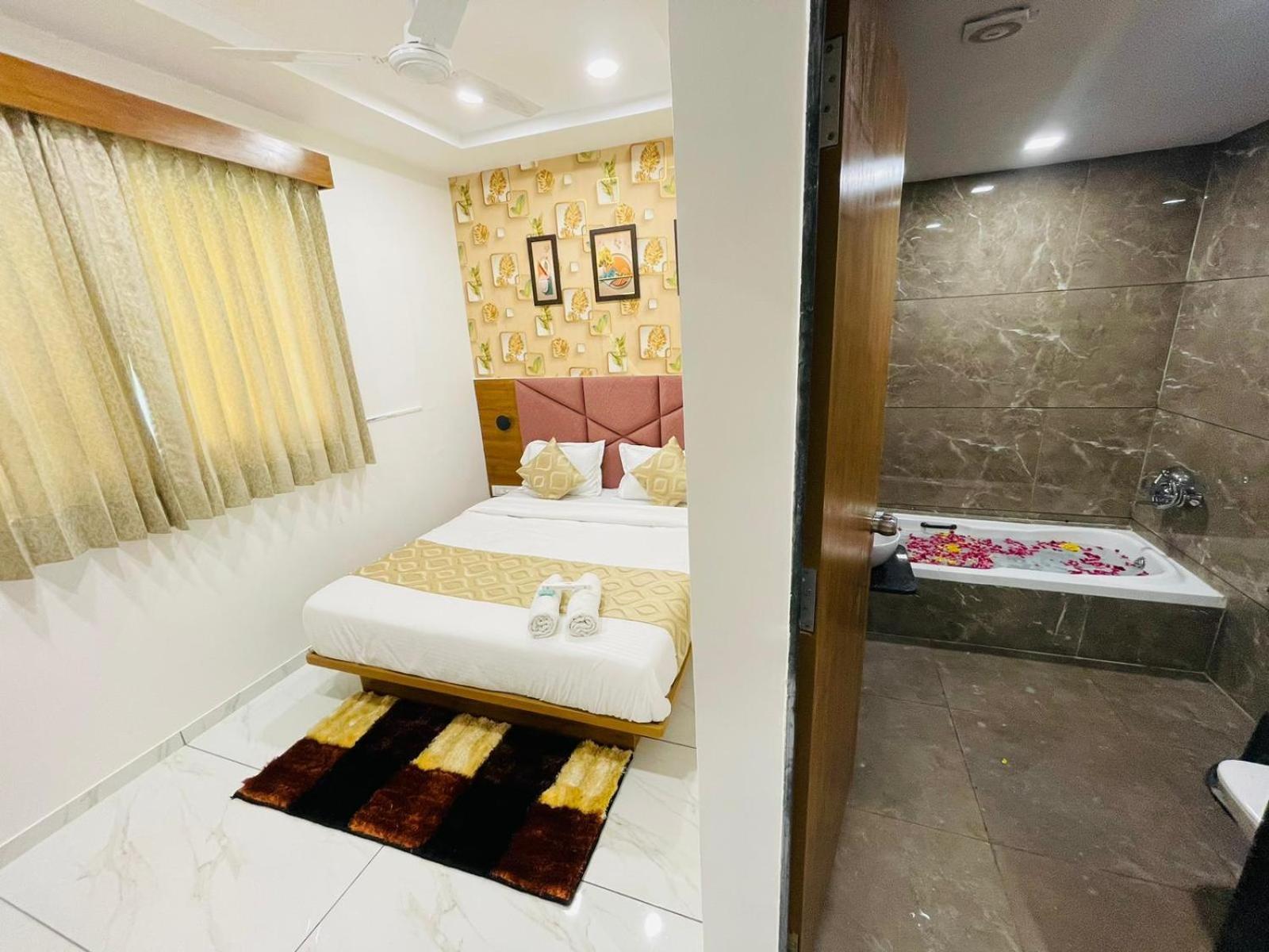 Hotel Avenue Sky Ahmedabad Eksteriør billede